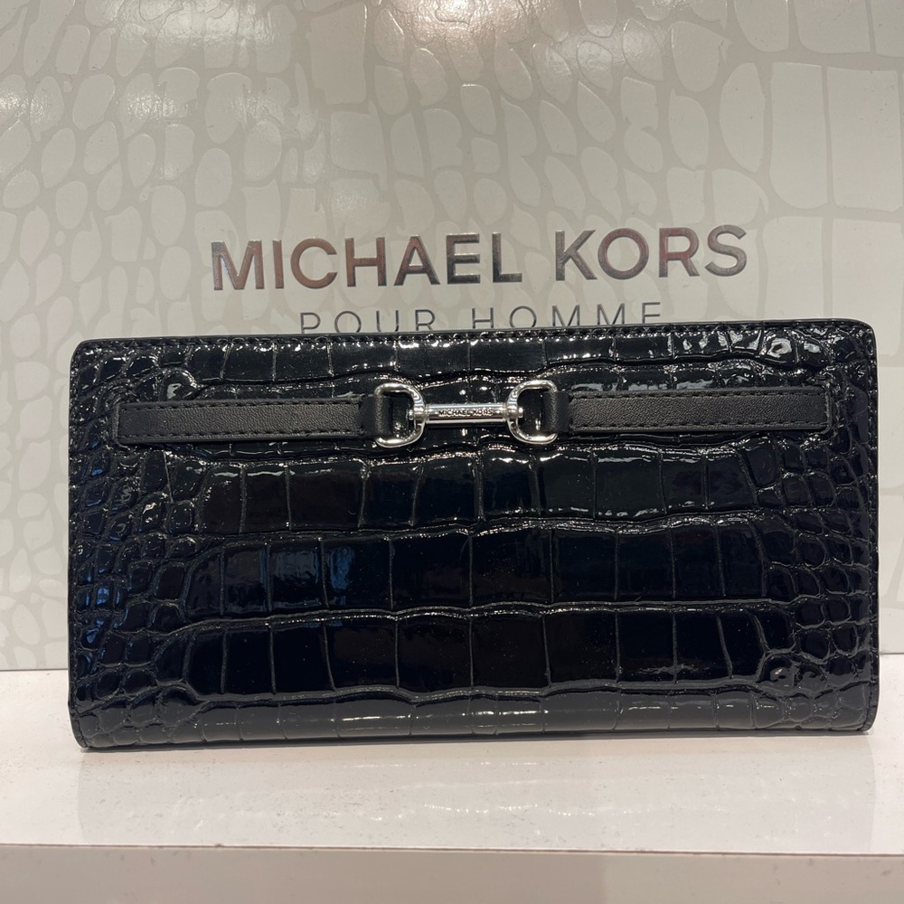 MICHAEL KORS Carson Large Snap Patent Crocodile Embossed Bifold Wallet
Black
NWT - Picture 6 of 16